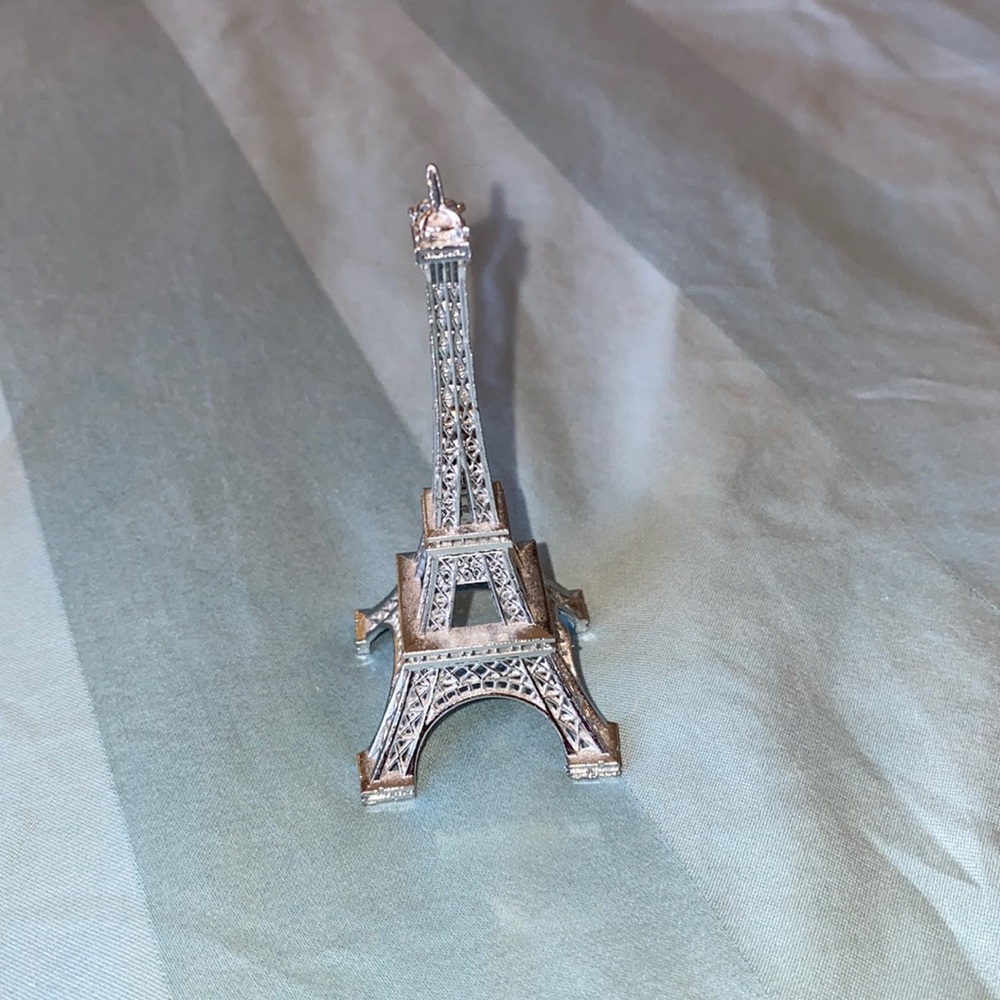 Eiffel tower ring holder